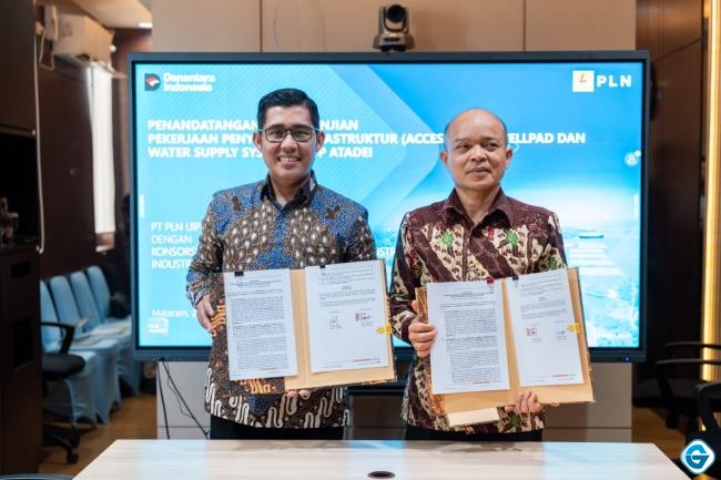 General Manager PT PLN (Persero) UIP Nusra, RDW. Manurung, bersama Hendra Fitria selaku Leader Konsorsium PT PLN Nusantara Power Construction dan PT Wijaya Karya Industri & Konstruksi menunjukkan kontrak pekerjaan penyiapan infrastruktur pendukung PLTP Atadei yang telah ditandatangani. (Foto: Ist)